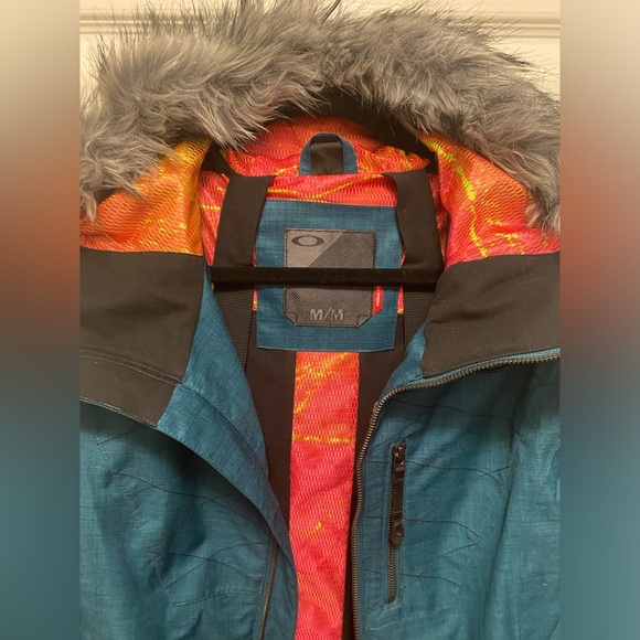 Oakley snow/ski jacket with faux fur trimmed hood in size medium. - Picture 5 of 9